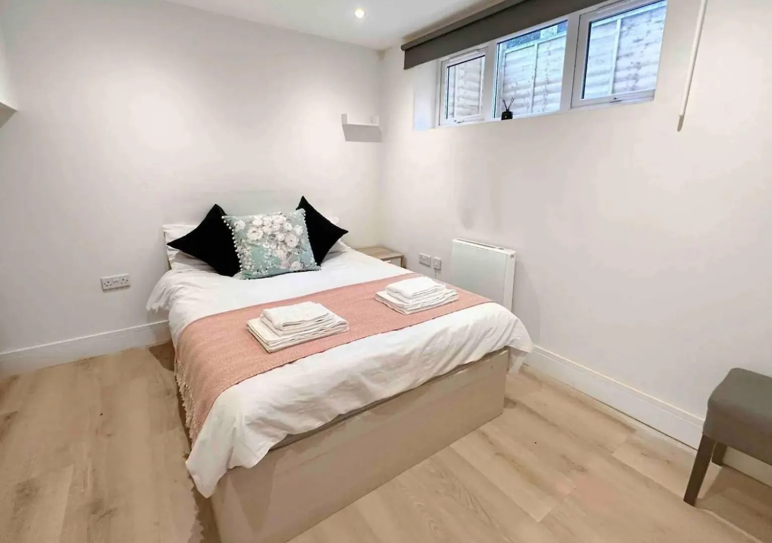 Modern, 10 Minutes To London Bridge, Free Parking Apartment 0*,